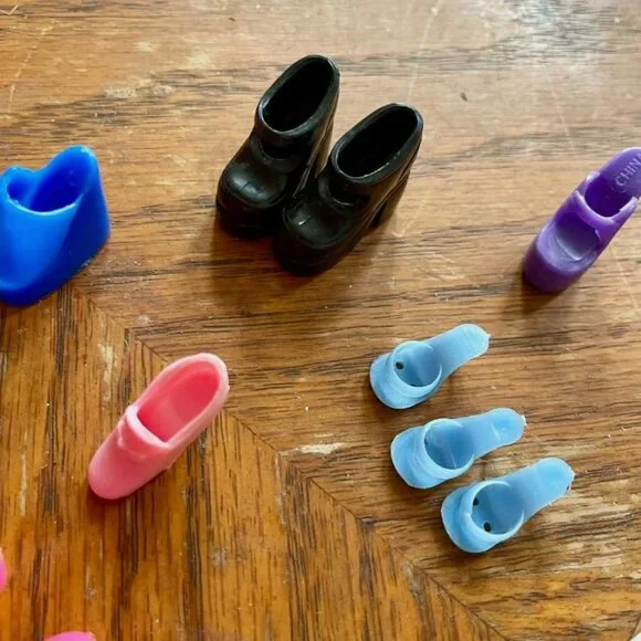 23 Pairs + Singles Barbie Doll Shoes Lot 1990 Flats Heels Boots - Picture 3 of 6